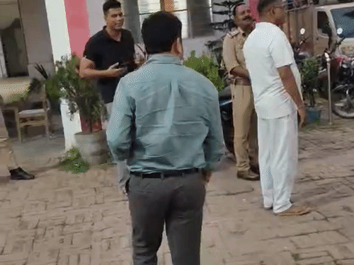 बीएसए ने थाने पहुंचकर आरोपी टीचर के खिलाफ शिकायत की।