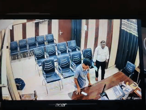 हेड मास्टर बृजेन्द्र कुमार वर्मा बीएसए ऑफिस में अपने खिलाफ हुई शिकायत की सफाई देने पहुंचे थे।