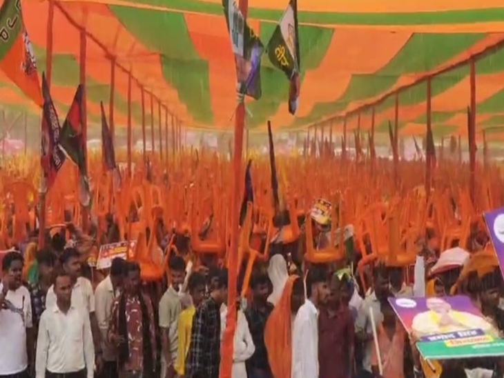 मंच से नेताओं का भाषण, सामने भीगते रहे कार्यकर्ता:  बारिश से बचने के लिए सिर पर कुर्सियां रखी, मंत्री बोले; एनडीए सरकार बनेगी – Aurangabad (Bihar) News