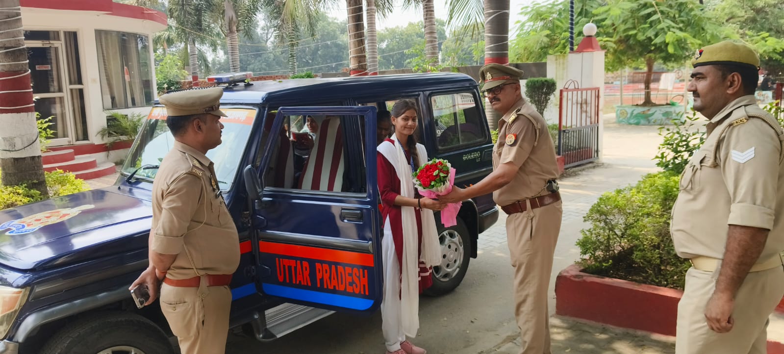 आजमगढ़ के मुबारकपुर थाने पर पहुंचने पर एक दिन की थाना प्रभारी निकिता प्रजापति को बुके देकर स्वागत करते थाने के प्रभारी शशिमौली पांडेय।