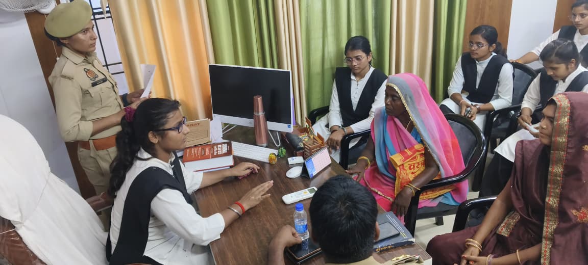 आजमगढ़ के बरदह थाने में जनसुनवाई करती थाना प्रभारी श्रुति राय।