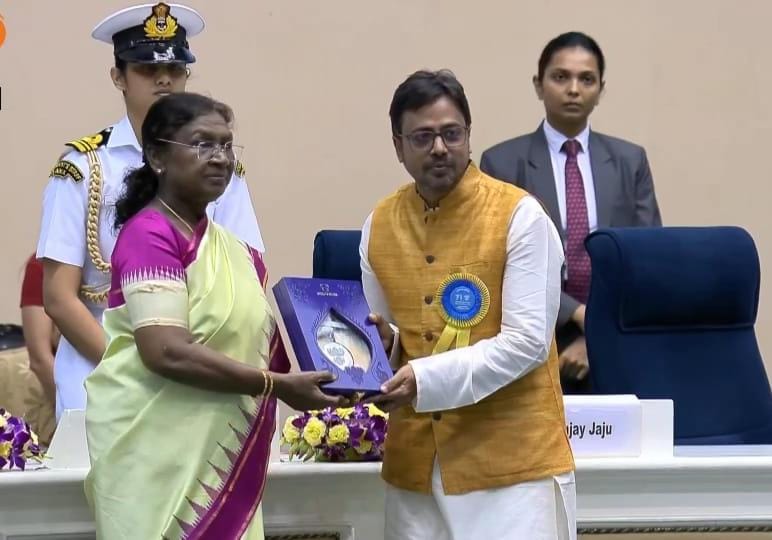 Manish Saini, taking respect at the hands of President Draupadi Murmu.
