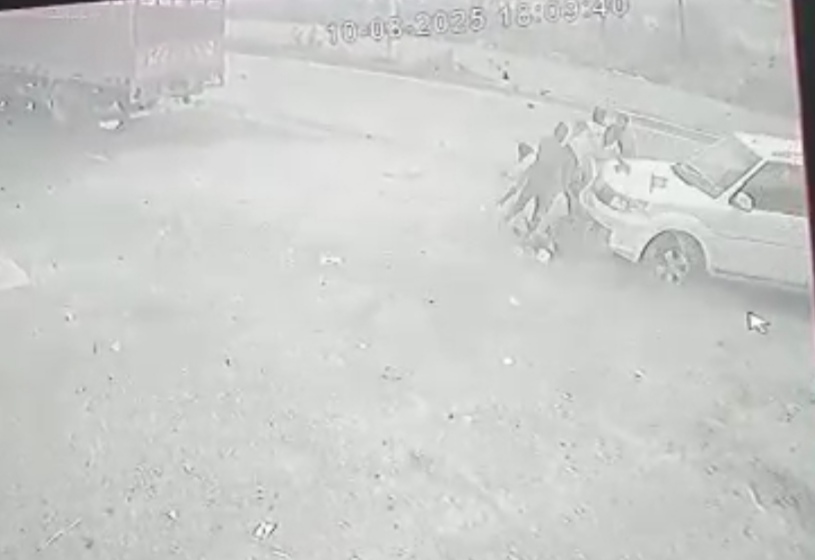 चाचा-भतीजे को कार से टक्कर मारते हुए आरोपी
