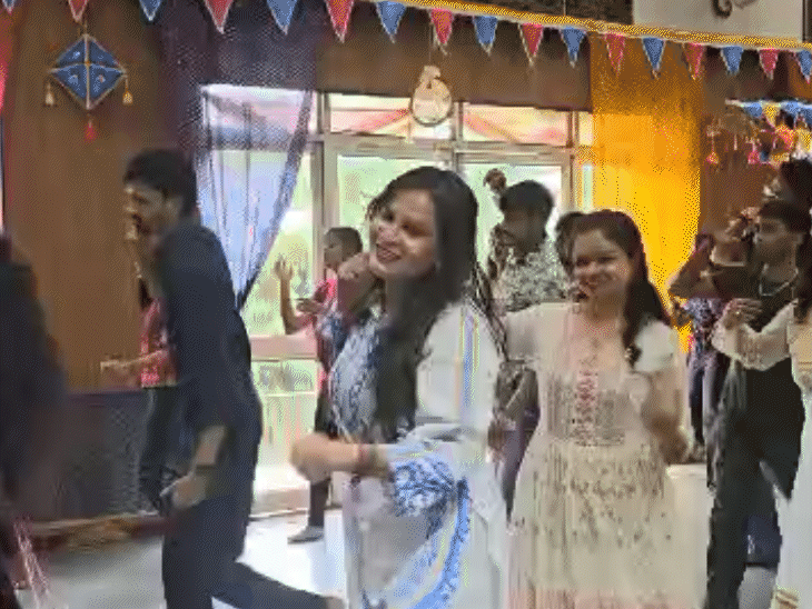 गरबा की रिहर्सल के दौरान युवतियों में खासा उत्साह देखने को मिला।