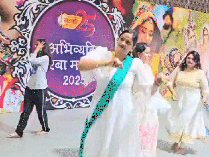 अभिव्यक्ति गरबा की तैयारियां करतीं महिलाएं।