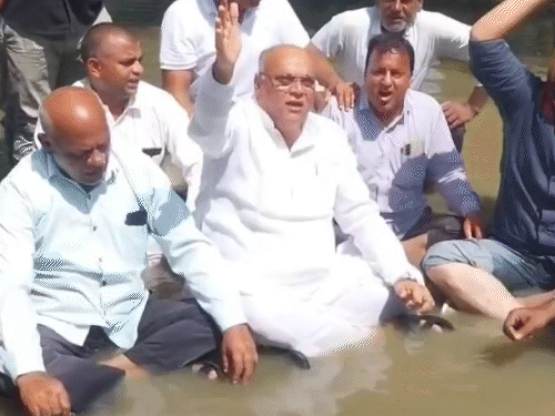 गैसावत नगर निगम के सामने 3 घंटे तक सीवरेज के पानी में धरने पर बैठे रहे।