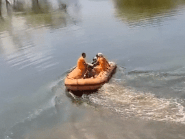 SDRF की टीम ने 1 घंटे के सर्च ऑपरेशन के बाद शव को निकाला बाहर।
