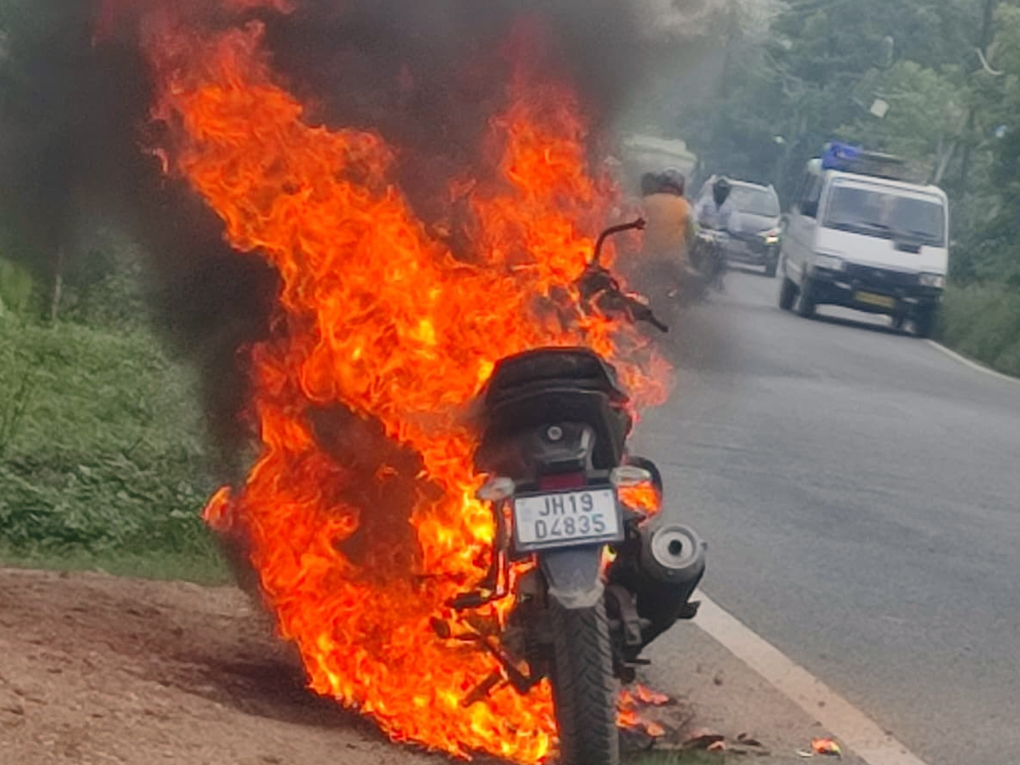 NH पर चलती बाइक में लगी आग:  बाल-बाल बचा चालक, मनिका से लातेहार आते वक्त हुई घटना; बाइक जलकर हुई खाक – latehar News