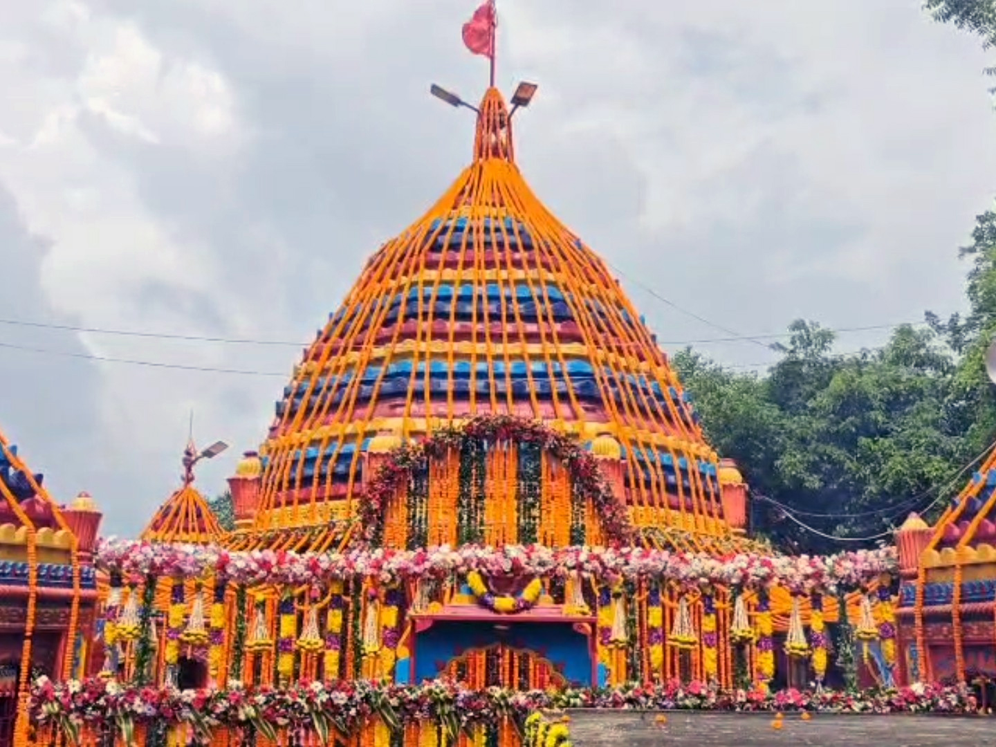 नवरात्र पर मां छिन्नमस्तिका मंदिर में उमड़ी श्रद्धालुओं की भीड़:  मां ब्रह्मचारिणी की हुई विशेष पूजा, कोलकाता से आए कारीगरों ने फूलों से सजाया मंदिर – Ramgarh (Jharkhand) News