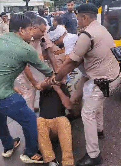 The police took Congress workers dragging the road.