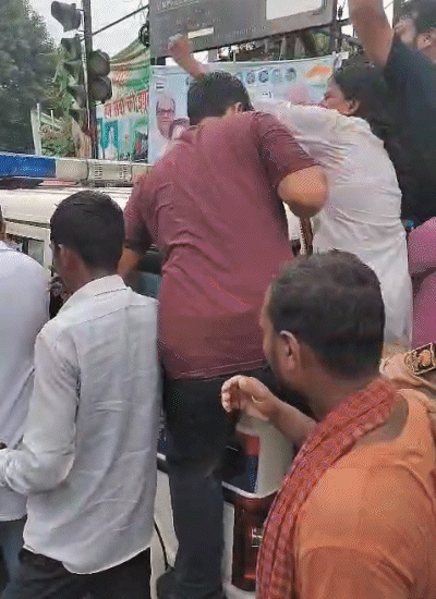When the police detailed Congress leaders, the rest of the companions boarded the car.