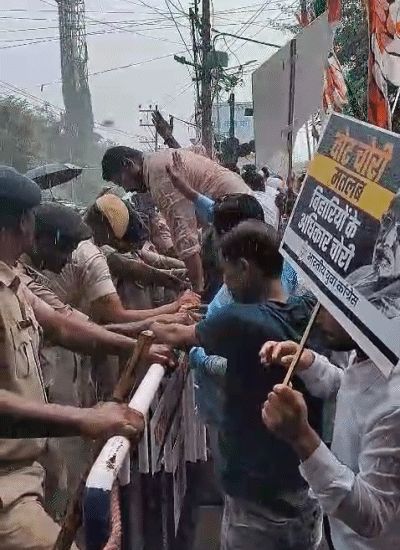 Congress leaders climbed on barricading on Rajapul and started shouting slogans.