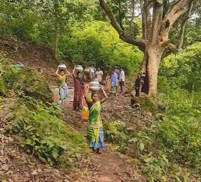 पहाड़िया आदिवासी बहुल गांव में मूलभूत सुविधाओं का अभाव:  200 लोगों को एक किमी दूर से लाना पड़ता है पानी, सड़क-बिजली भी नहीं – Pakur News