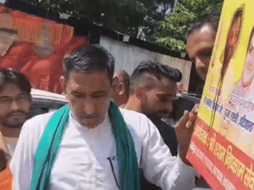 कैथल में भजन गायक कन्हैया मित्तल के पोस्टर पर कालिख लगाते जाट समाज के लोग। - Dainik Bhaskar