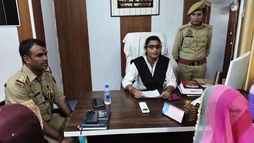 आजमगढ़ के बरदह थाने पर जनसुनवाई करती थाना प्रभारी श्रुति राय, बगल बैठे थाना प्रभारी राजीव कुमार सिंह।