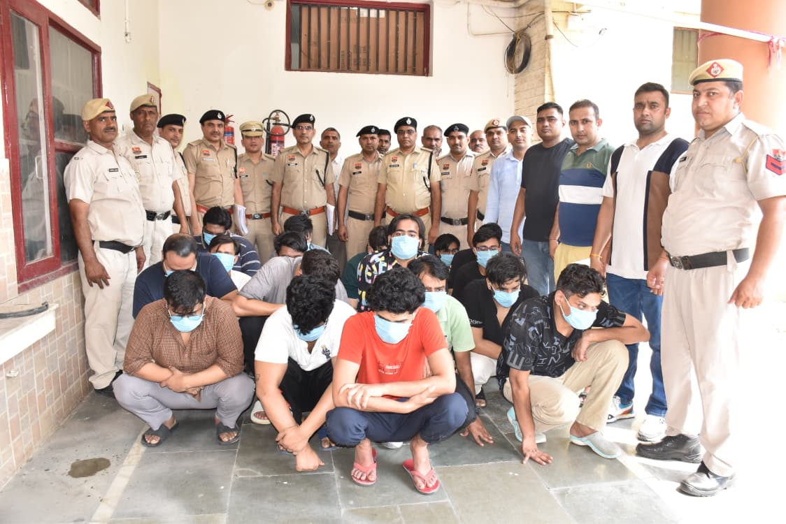 पुलिस की ओर से पकड़े गए 18 आरोपी।