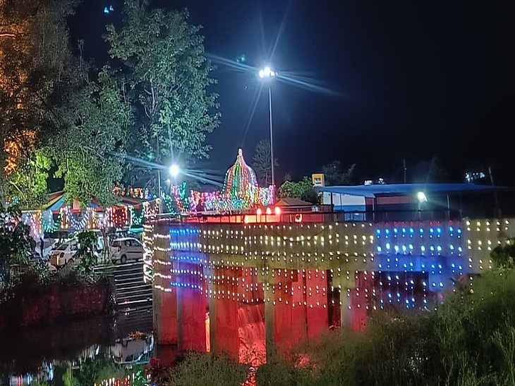 जावरमाइंस स्थित जावरमाता मंदिर पर की गई रोशनी।