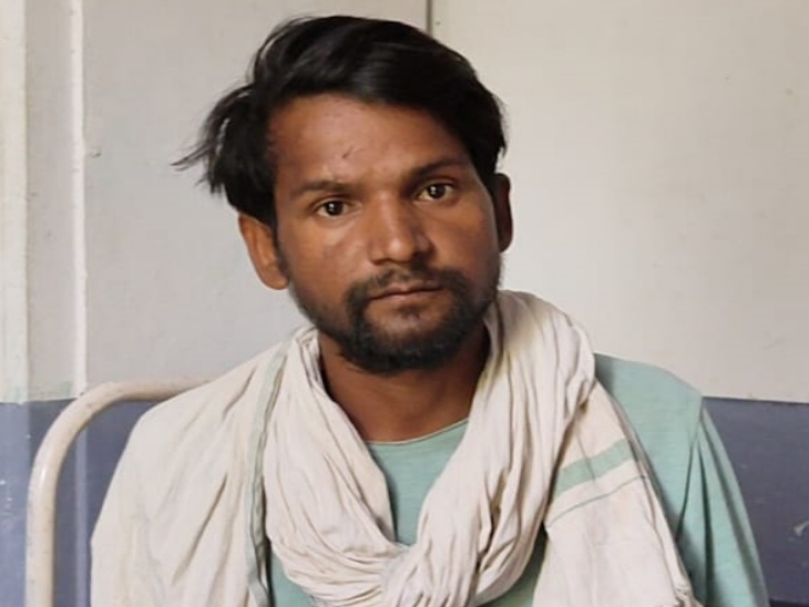 पीड़ित धर्म सिंह जाटव। जिसका मोबाइल चोरी हो गया। - Dainik Bhaskar
