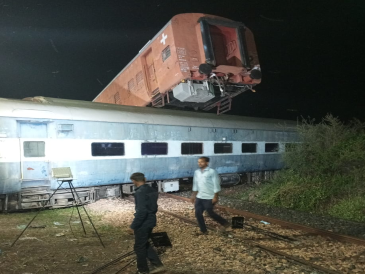 ट्रेन के कोच एक दूसरे पर चढ़ गए।