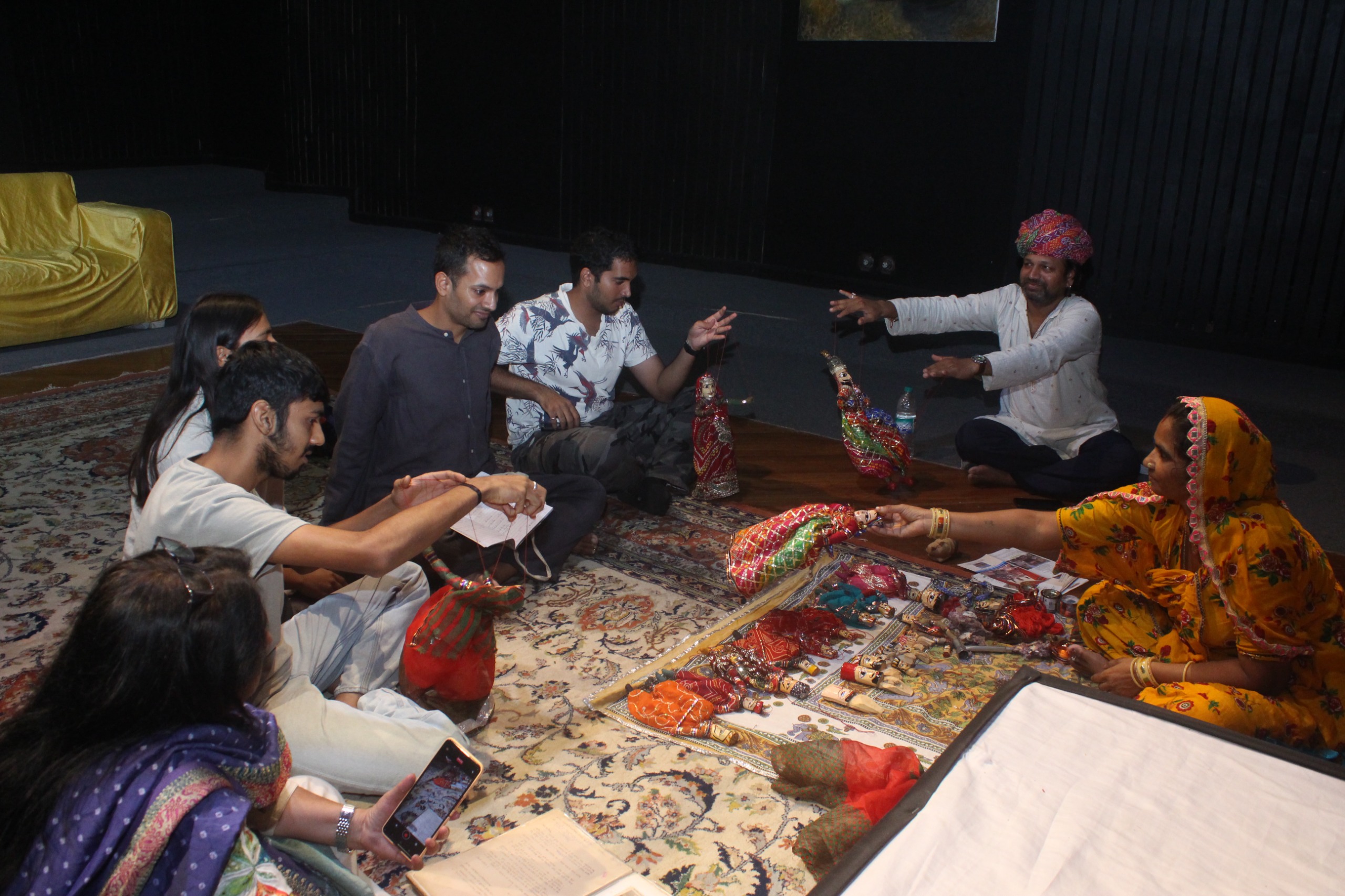 अभिनेता एवं निर्देशक ओम कटारे द्वारा संचालित थिएटर वर्कशॉप में रंगकर्मी अभिनय कला, भाव-भंगिमाओं पर पकड़ और नाट्यशास्त्र के गुर सीख रहे हैं।