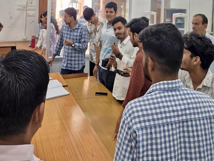 एबीवीपी (अखिल भारतीय विद्यार्थी परिषद) और एनएसयूआई ने मंगलवार को भी यूनिवर्सिटी के आर्ट्स, साइंस, लॉ, कॉमर्स सहित सभी संघटक कॉलेज बंद करा दिए।