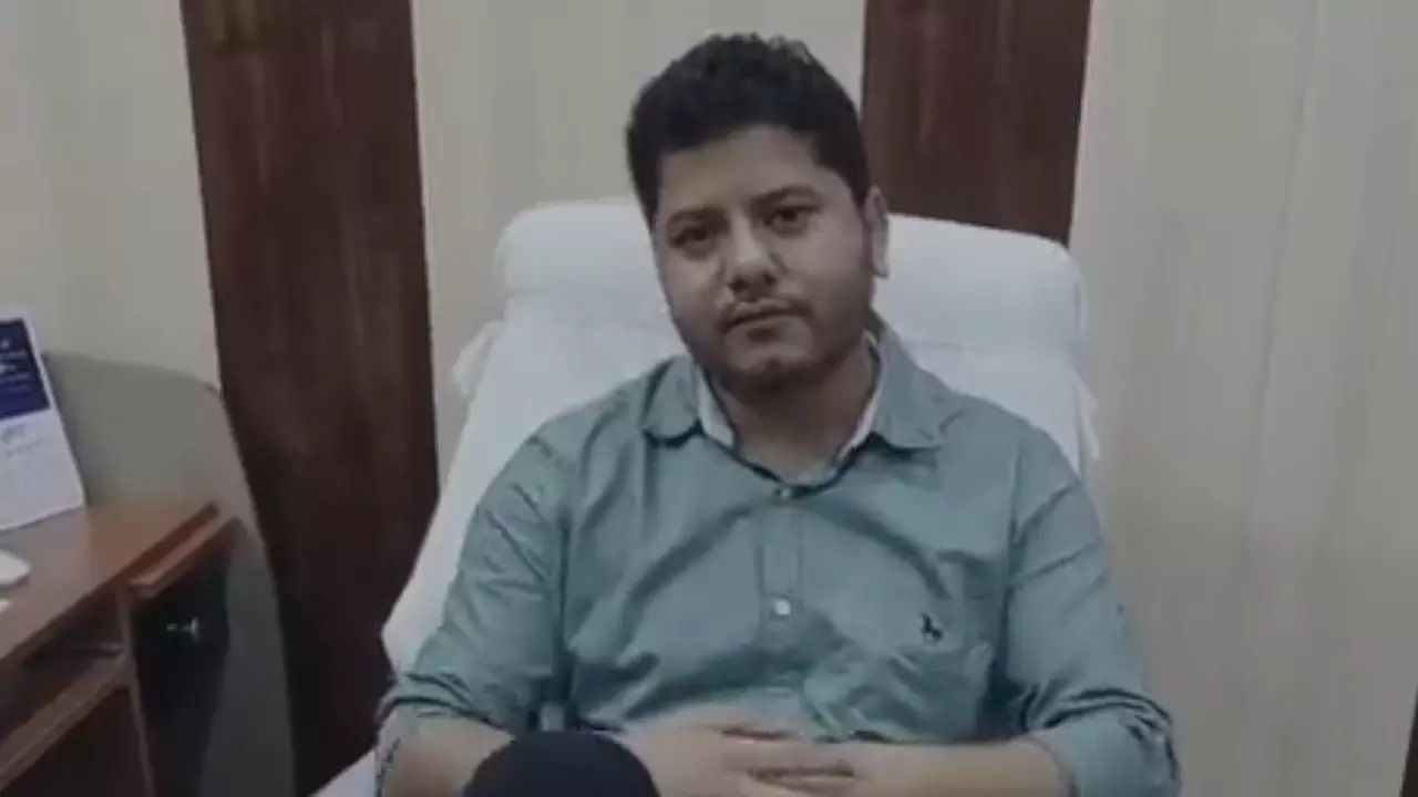 ये BSA अखिलेश सिंह हैं, जिनकी हेड मास्टर ने पिटाई की है।