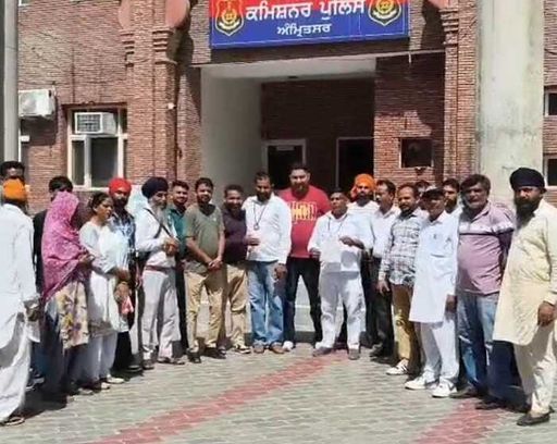 अमृतसर में वीडियो के विरोध में कमिश्नर को पत्र सौंपने के बाद आदी वाल्मीकि अंबेडकर संगठन नेता और टीम।