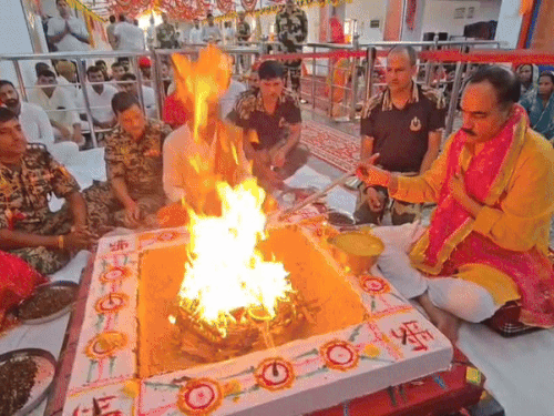 तनोट माता मंदिर में यज्ञ हवन करते सीमा सुरक्षा बल के अधिकारी और उनके परिवार।