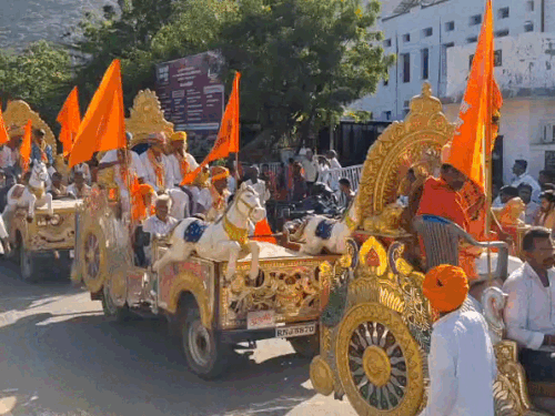 शोभायात्रा के दौरान रथ में सवार संत व भामाशाह