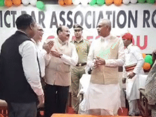 राज्यपाल आचार्य देवव्रत से मिलते हुए वकील।