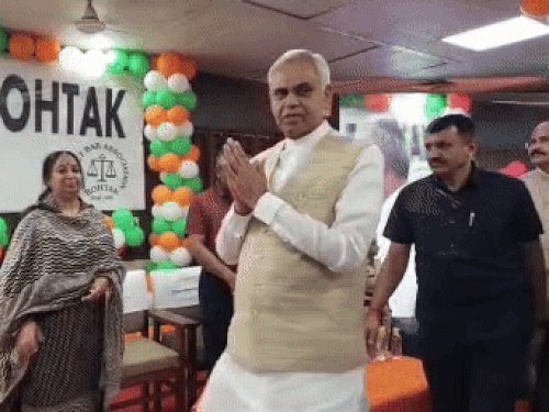 रोहतक बार एसोसिएशन के हाल में पहुंचे राज्यपाल आचार्य देवव्रत।