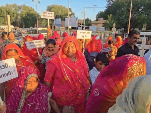 गांधी दर्शन से कलेक्ट्रेट तक महिला कांग्रेस ने पैदल मार्च किया।