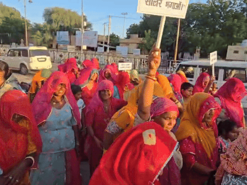 बड़ी संख्या में महिला कार्यकर्ता शामिल हुई।