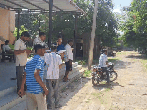 लालसोट जिला अस्पताल के बाहर खड़े परिजन और पुलिस।