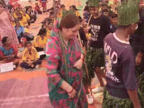 धायक कल्पना देवी ने आदिवासी बच्चों के साथ जमकर डांस किया।