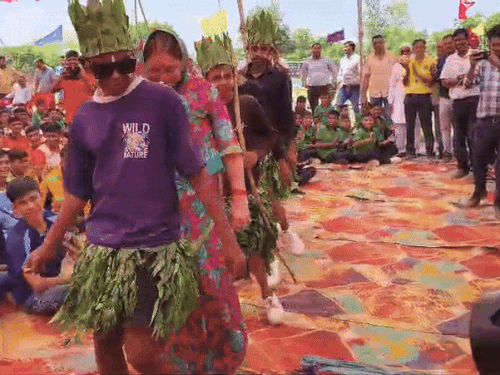 बच्चों के साथ कदम से कदम मिलाकर डांस किया।