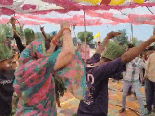 मौके पर मौजूद लोगों ने इसका वीडियो बनाकर सोशल मीडिया पर अपलोड किया।