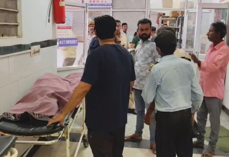 पाली के बांगड़ हॉस्पिटल में मृतक की बॉडी लेकर पहुंची पुलिस जिसे जांच के बाद डॉक्टरों ने मृत घोषित कर दिया। ऐसे में बॉडी को हॉस्पिटल की मॉर्च्युरी में रखवाया गया।