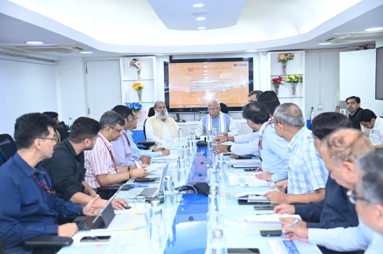 मीटिंग में अधिकारियों के साथ चर्चा करते केंद्रीय ऊर्जा मंत्री मनोहर लाल खट्‌टर।