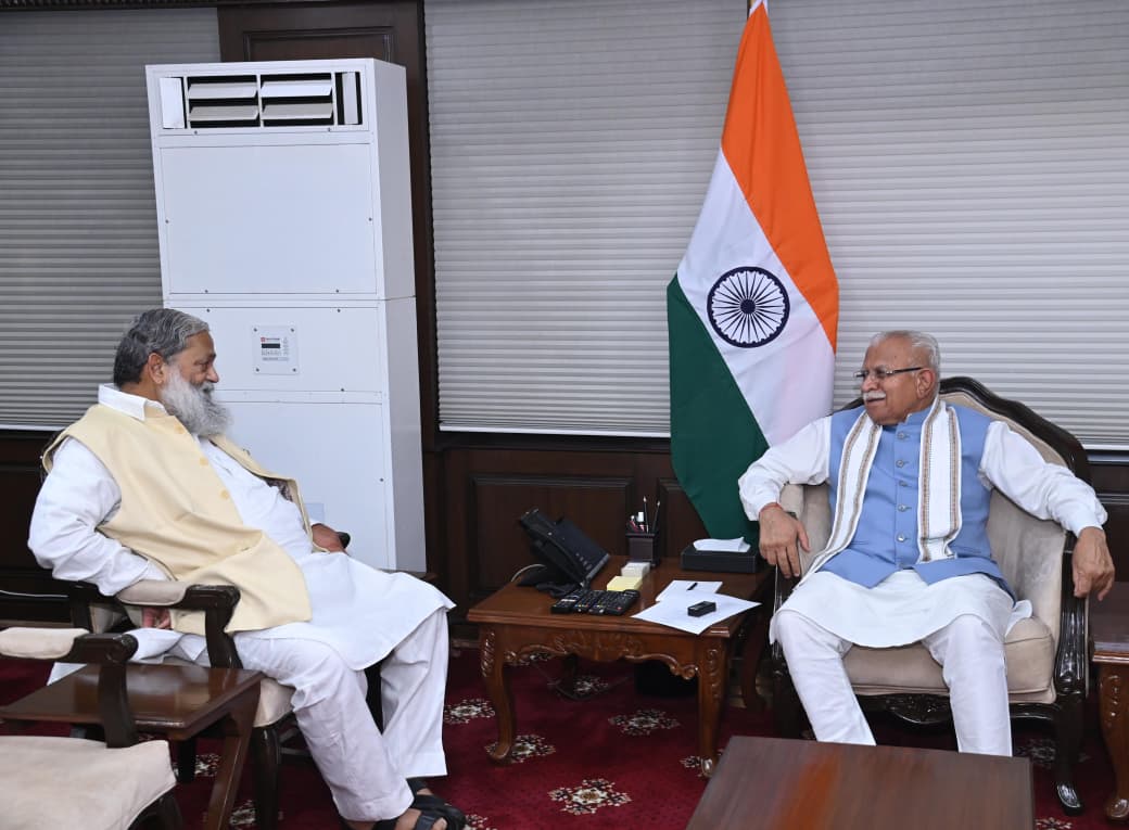 मीटिंग से पहले केंद्रीय ऊर्जा मंत्री मनोहर लाल खट्टर के साथ चर्चा करते हरियाणा के कैबिनेट मंत्री अनिल विज।