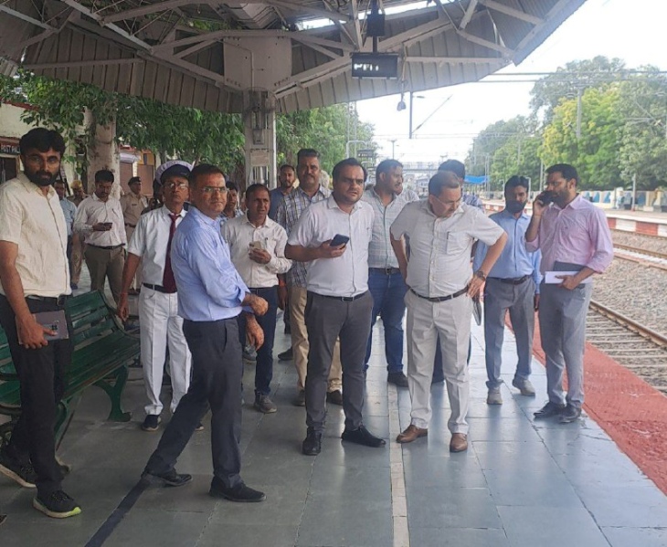 पाली रेलवे स्टेशन पर गुरुवार को जोधपुर रेलवे मंडल के डीआरएम अनुराग त्रिपाठी व्यवस्थाओं का जायजा लेकर निर्देश देते हुए।