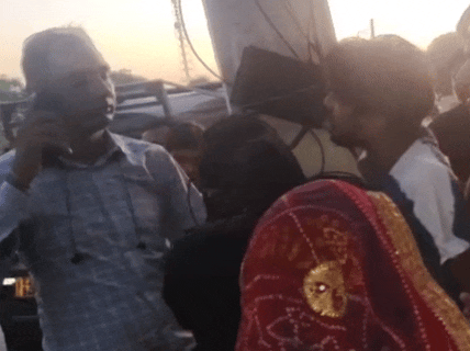 आरोपी के परिवार की युवती ने एक कॉन्स्टबेल की कॉलर पकड़ ली। आरोपी है कि परिवार पुलिसवालों को काफी देर तक धमकाता भी रहा।