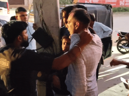 आरोपी गौतम के परिजनों ने काफी देर तक पुलिसकर्मियों को पकड़े रखा।