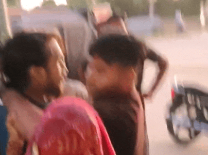परिवार की महिलाओं ने काफी देर तक पुलिसकर्मियों के साथ मारपीट की, लेकिन उन्होंने आरोपी को पकड़े रखा।