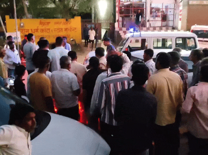 घटना के बाद मौके पर मौजूद लोगों की भीड़।