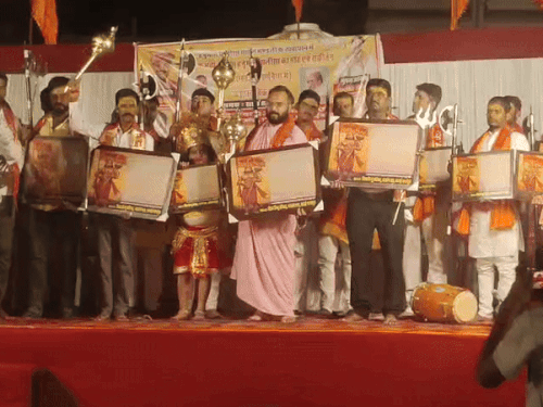 हनुमान चालीसा पाठ के दौरान मंचासीन अतिथि।