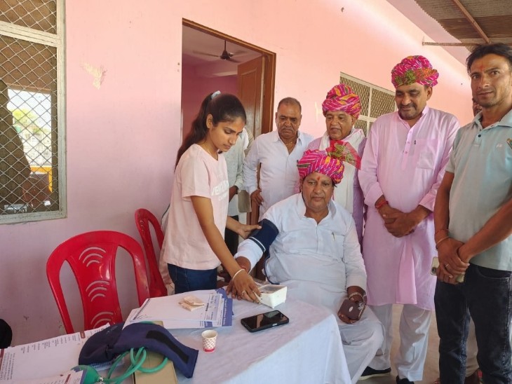 बीपी की जांच करवाते भाजपा जिलाध्यक्ष मानसिंह गुर्जर।