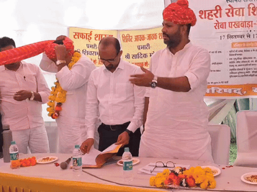 शिविर के दौरान मंचासीन अतिथि।