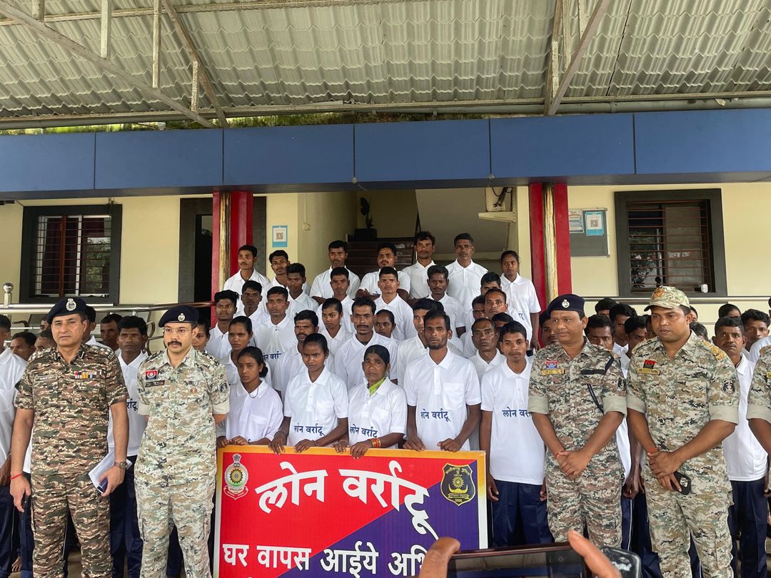 दंतेवाड़ा पुलिस के सामने एक साथ 71 नक्सलियों ने सरेंडर किया है।