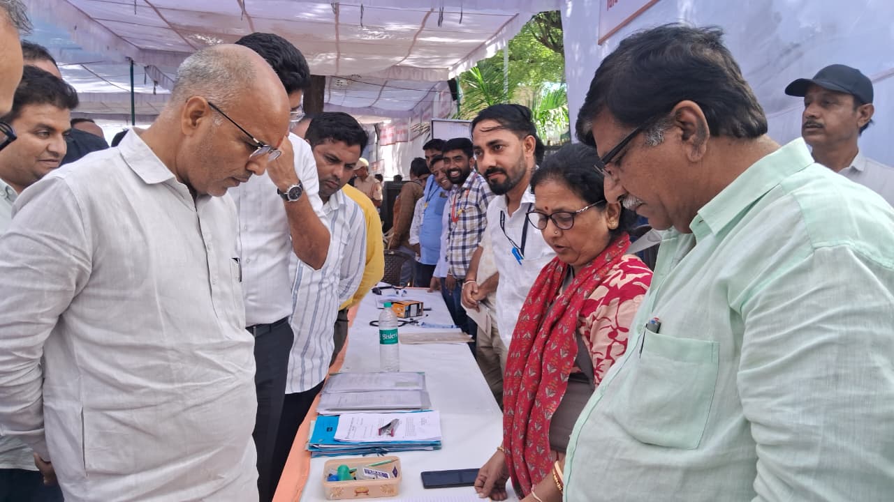प्रभारी मंत्री कन्हैयालाल चौधरी ने हर विभाग के स्टॉल पर जाकर सरकारी योजनाओं की प्रोग्रेस रिपोर्ट के बारे में जानकारी ली।
